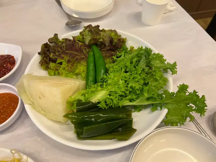 신선한 쌈 채소와 곁들임찬