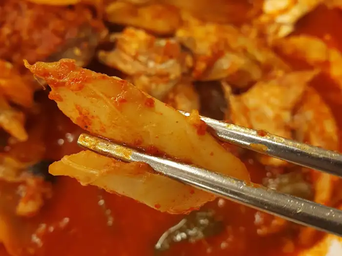 집게로 집은 대구뽈살