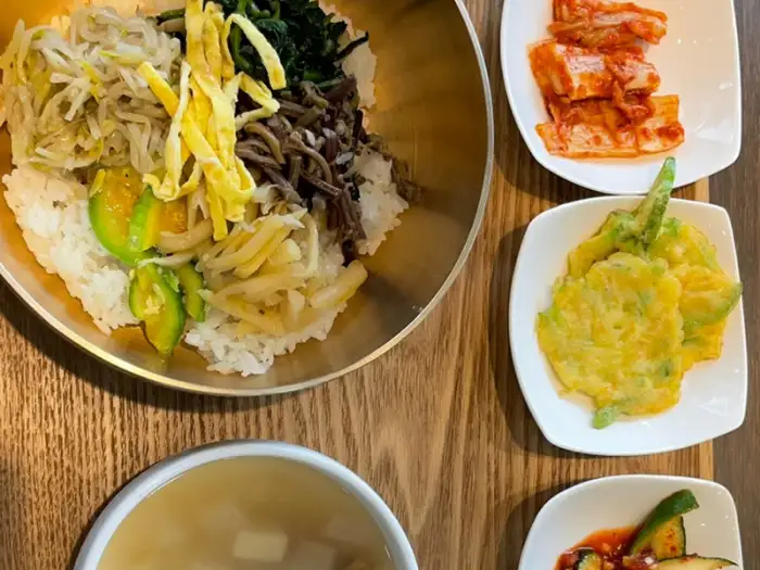 먹음직스러운 비빔밥과 각종 밑반찬