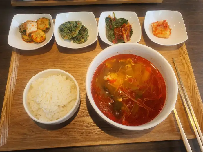 육개장과 밥, 그리고 네 가지 밑반찬