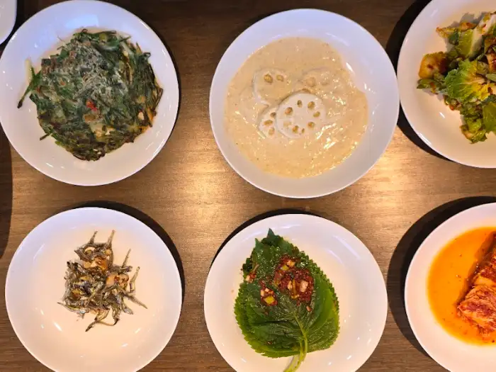 다양한 종류의 밑반찬들