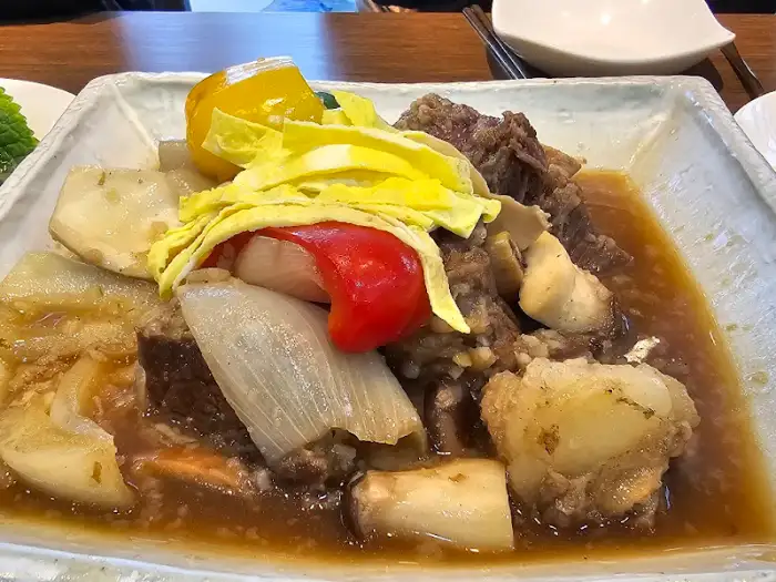 푸짐하게 담긴 소갈비찜