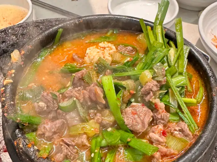 푸짐한 고기가 들어있는 된장찌개