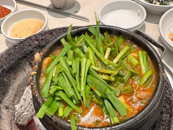 숯불 위에 놓인 된장찌개 뚝배기