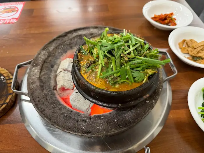 숯불과 함께 세팅된 된장찌개