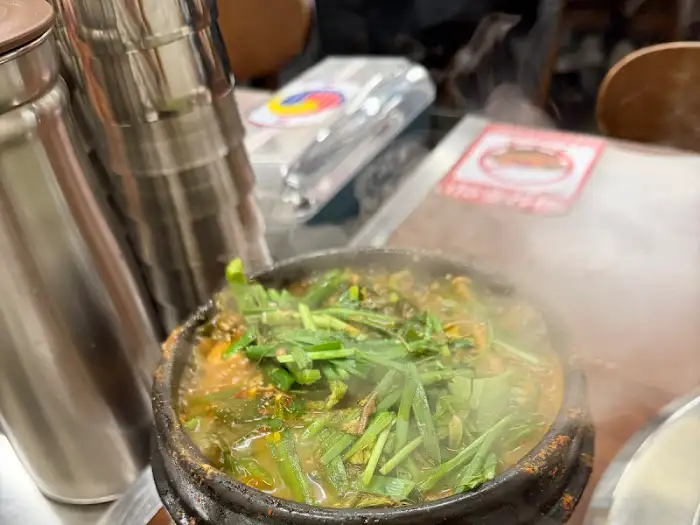끓고 있는 된장찌개에 김이 모락모락 피어오름
