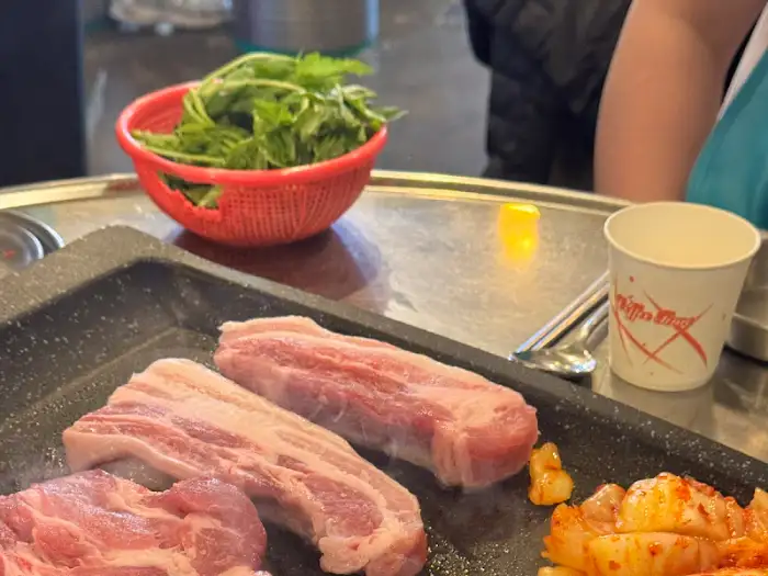 두툼한 숙성 삼겹살