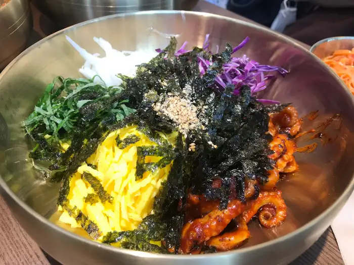 붉은 양념과 해산물이 어우러진 비빔국수