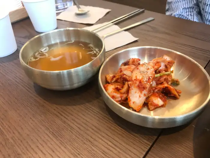 김치와 국물이 담긴 그릇