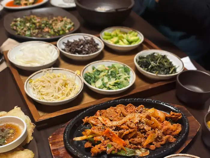 다양한 나물 반찬과 오삼불고기