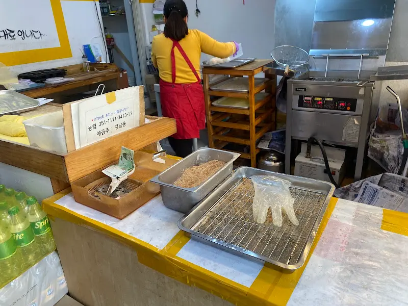 꽈배기를 만들고 계시는 사장님