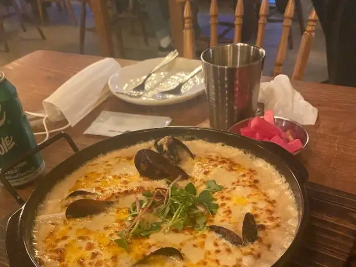 뜨거운 뚝배기 파스타와 곁들임 반찬