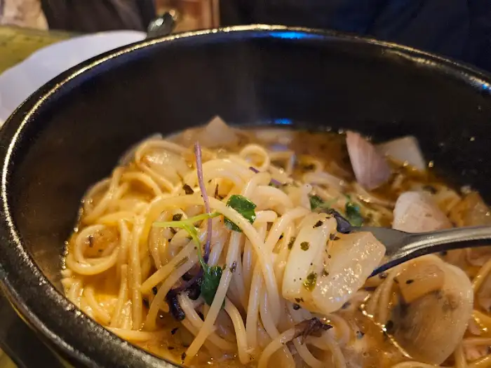 포크로 집어 올린 봉골레 파스타 면발