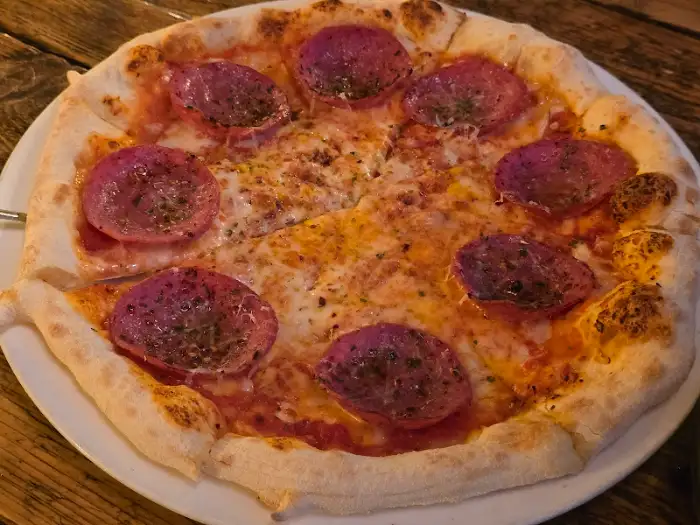 피자 한 조각에 올라간 페퍼로니