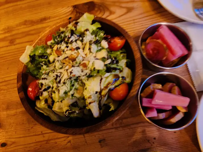 신선한 샐러드와 곁들임으로 나온 핑크색 피클