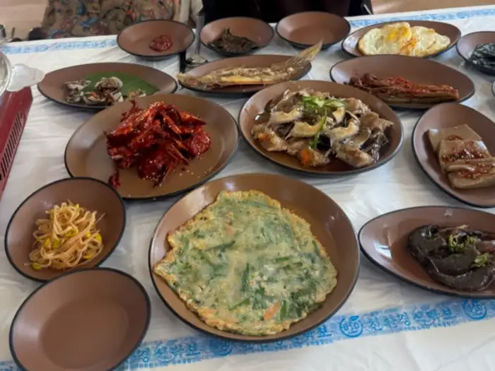 식탁 가득 차려진 음식 이미지