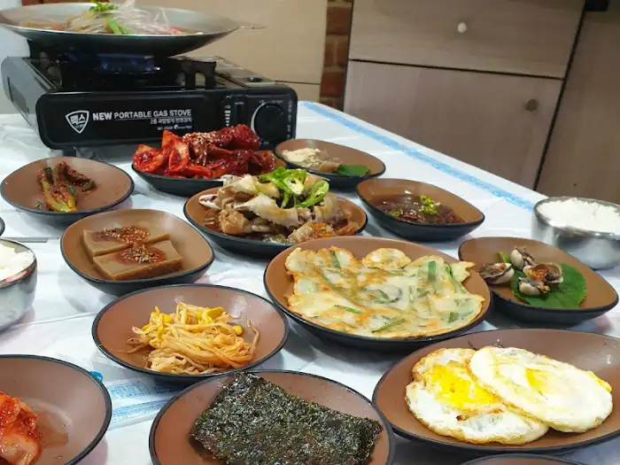 식탁에 차려진 다양한 반찬들