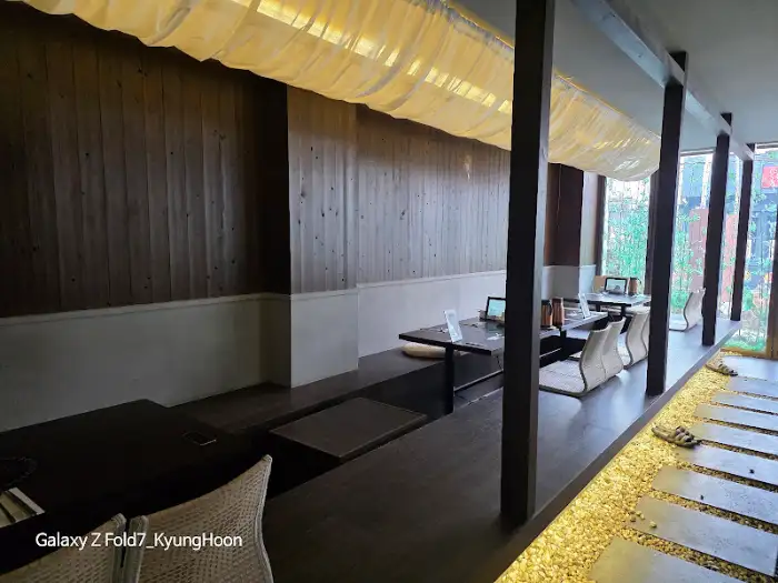 매장 복도와 좌식 테이블 공간