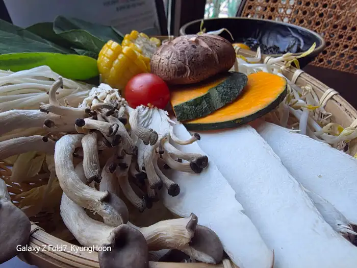 신선한 채소와 버섯으로 구성된 샤브샤브 재료