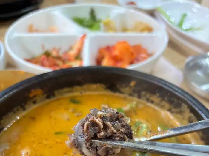 젓가락으로 집어 올린 순대의 모습