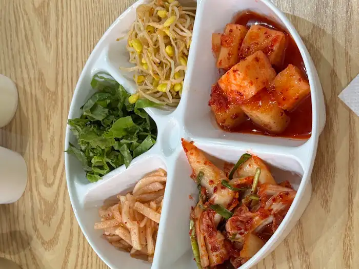 다양한 종류의 반찬이 담긴 개인 접시