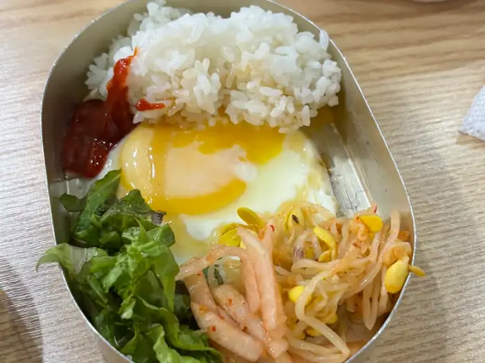 계란 프라이와 채소가 곁들여진 비빔밥 재료