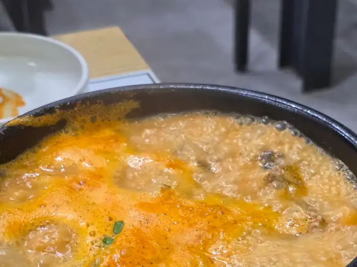 끓고 있는 국밥의 클로즈업 사진
