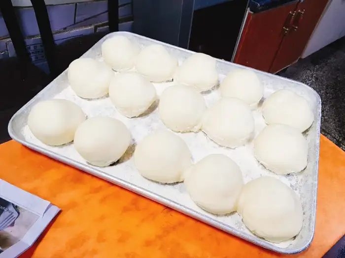 쟁반에 놓인 찐빵 반죽