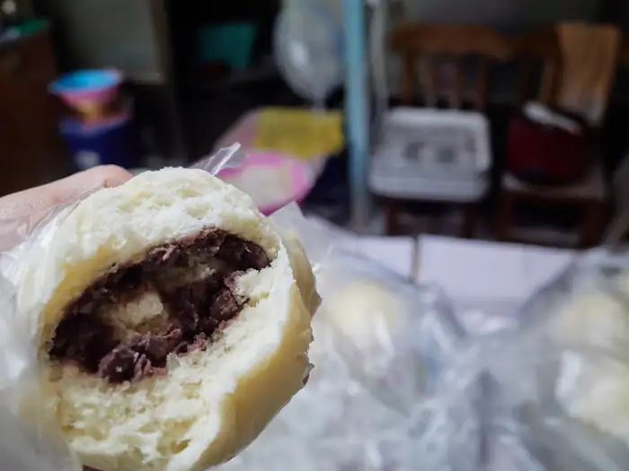 반으로 가른 찐빵 속 팥소