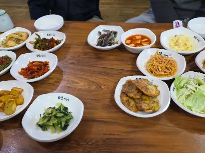 테이블 가득 놓인 다양한 반찬들