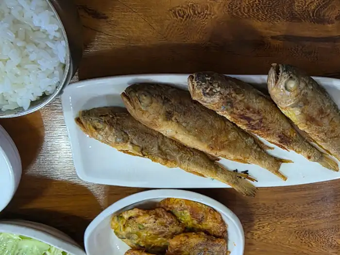 접시에 담긴 먹음직스러운 생선구이