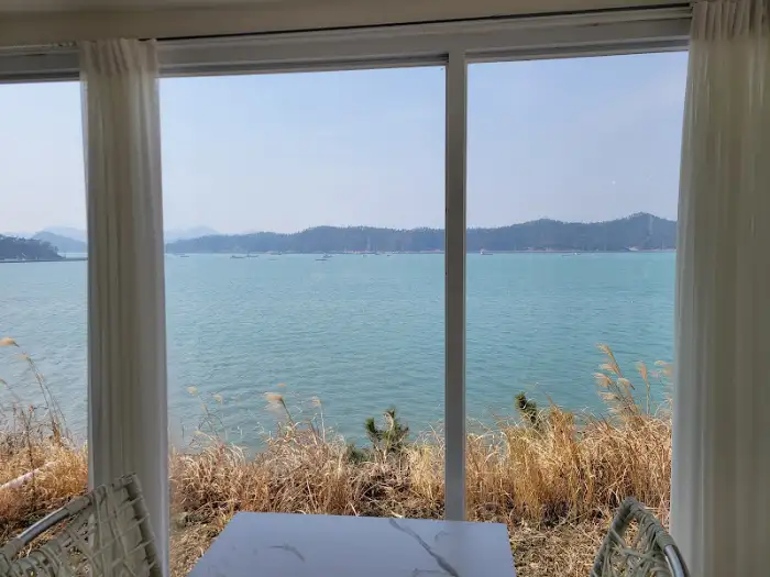창밖으로 보이는 바다 풍경