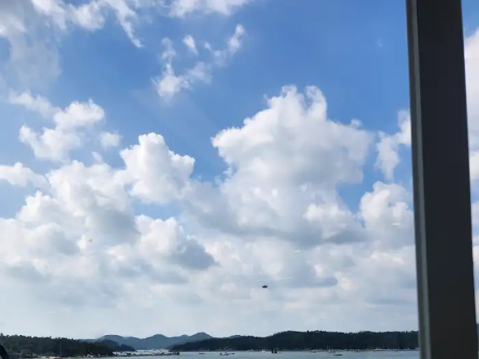 구름 낀 하늘과 바다 풍경