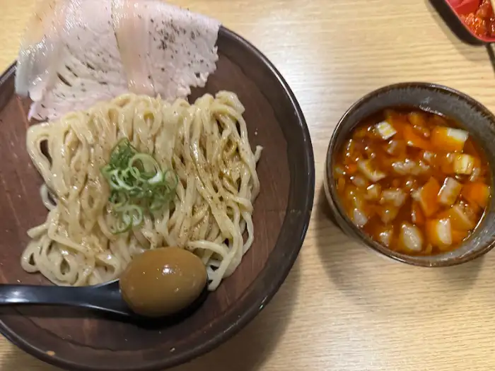 함께 나온 곁들임 메뉴와 면