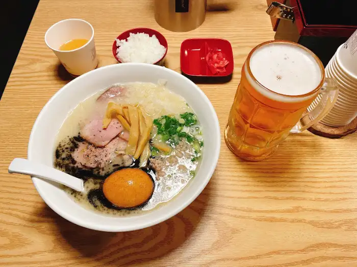 맥주와 함께 준비된 라멘