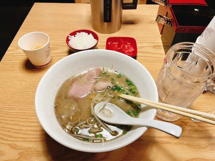 돼지고기 토핑이 듬뿍 올라간 라멘