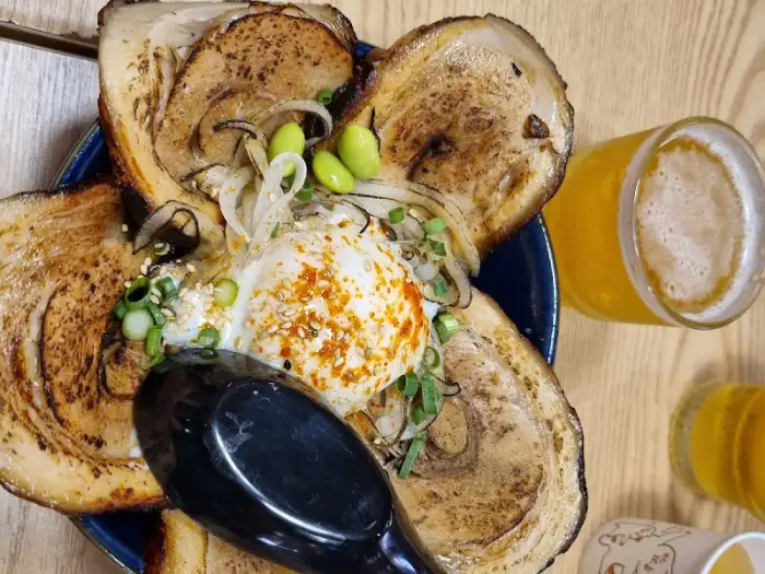 차슈와 계란 토핑이 풍성한 라멘