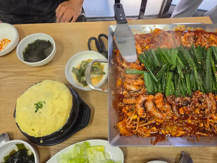 낙지볶음 옆에 놓인 계란찜