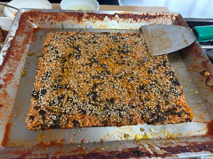 김가루와 깨가 뿌려진 볶음밥