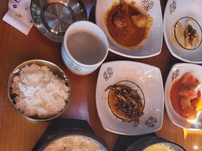 다양한 반찬과 오리주물럭이 함께 차려진 상차림