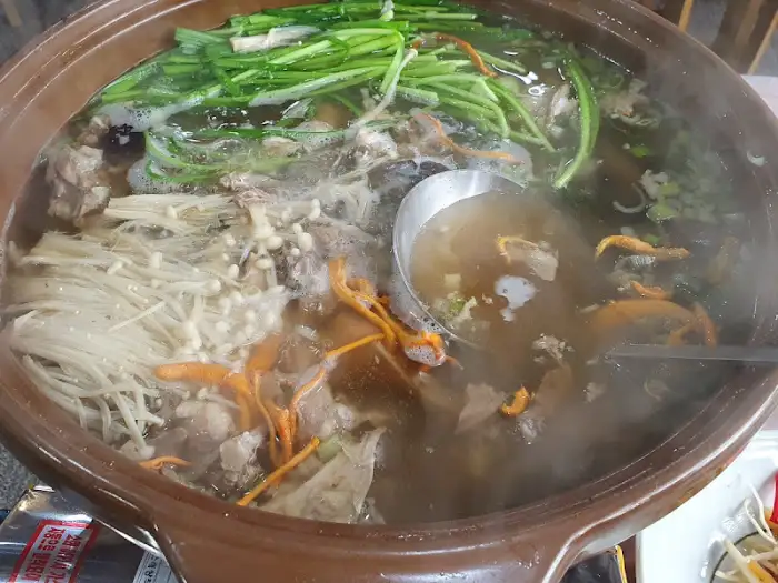 김이 모락모락 나는 탕 요리 사진