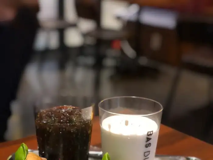 음료수와 햄버거가 담긴 쟁반