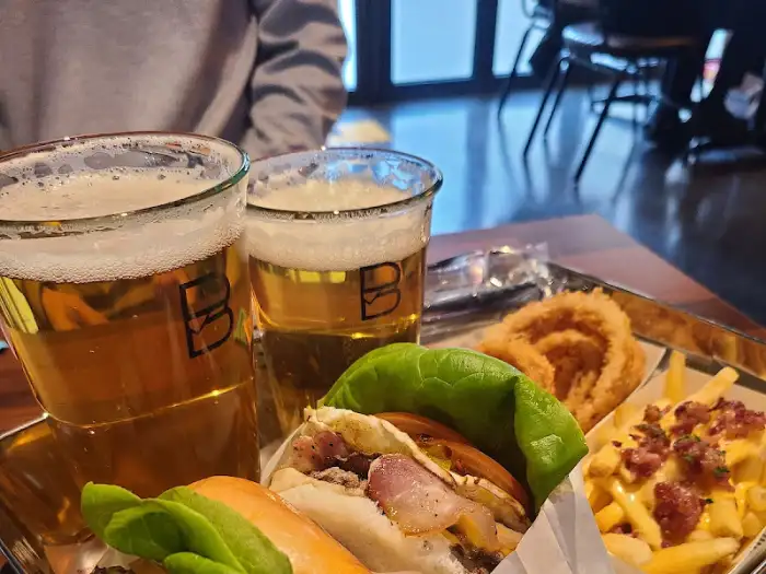 맥주잔과 햄버거, 어니언링, 감자튀김