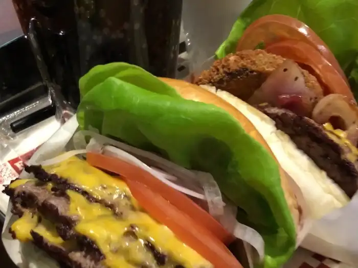 푸짐한 수제버거 단면