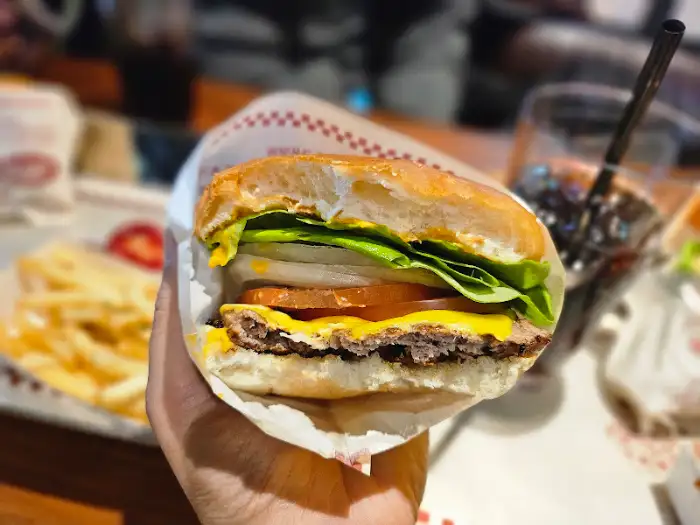 손에 들고 있는 수제버거