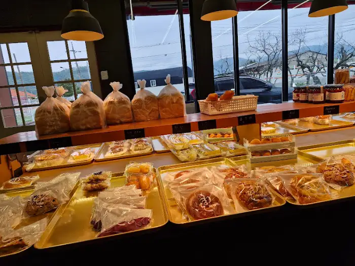 봉투에 담겨 진열된 식빵과 다른 빵들