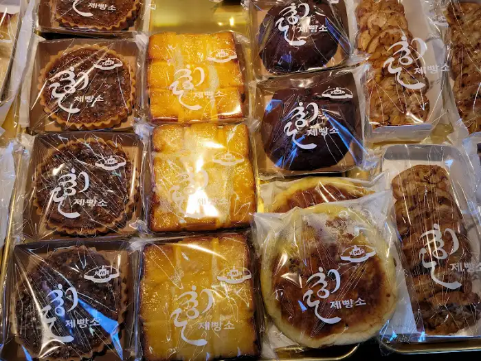 다양한 종류의 빵들이 포장되어 진열된 모습