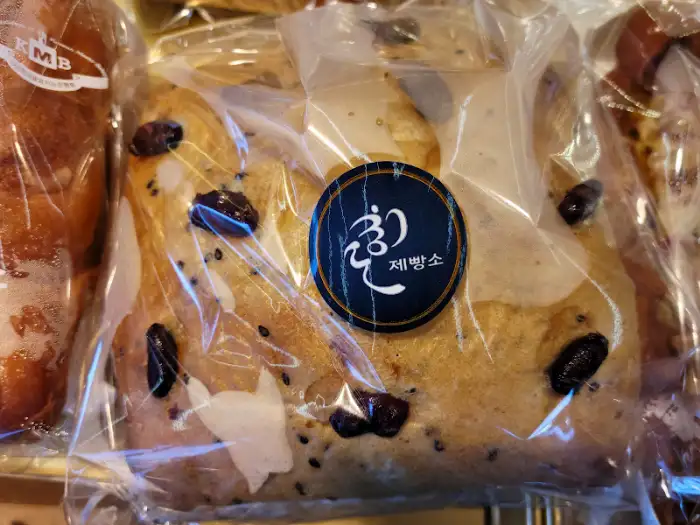 건포도와 깨가 박힌 빵의 클로즈업