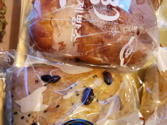 봉투에 담긴 빵들의 모습