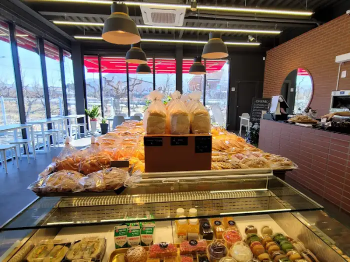 매장 내부의 빵 진열대와 테이블 공간